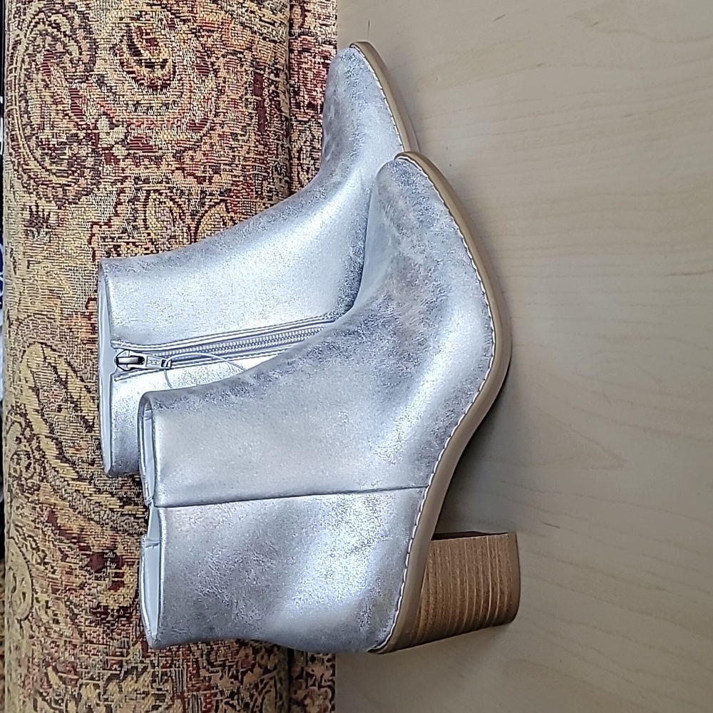 Universal Thread Silver Malby Ankle Boots Block Heel Booties Size 6 NWT